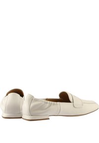 Weiße Lederloafers mit glatter Oberfläche, abgerundeter Zehenpartie, elastischem Rücken und flacher Sohle, die ein dezentes Design ohne sichtbare Hardware aufweisen.