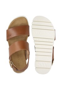 Bruine leren sandalen met twee brede bandjes, een stevige gesp en een gevoerde beige binnenzool. De witte rubberen zool heeft een gestructureerd profiel.