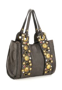 Borsa in pelle marrone scuro con doppi manici, decorata con borchie decorative dorate, rosse, nere, turchesi e trasparenti lungo le cinghie frontali.