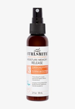 Curlsmith Moisture Memory Release, 60 ml, flacon en verre brun avec spray noir, étiquette blanche et orange ; végan ; comprend la description du produit et la liste des ingrédients.