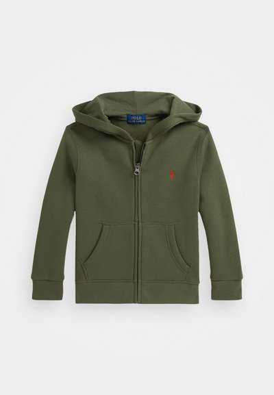 Sweatshirt verde-oliva com fecho, apresentando um capuz, bolsos frontais, punhos canelados e um pequeno logótipo vermelho no lado esquerdo do peito. Feito de um suave tecido de algodão.