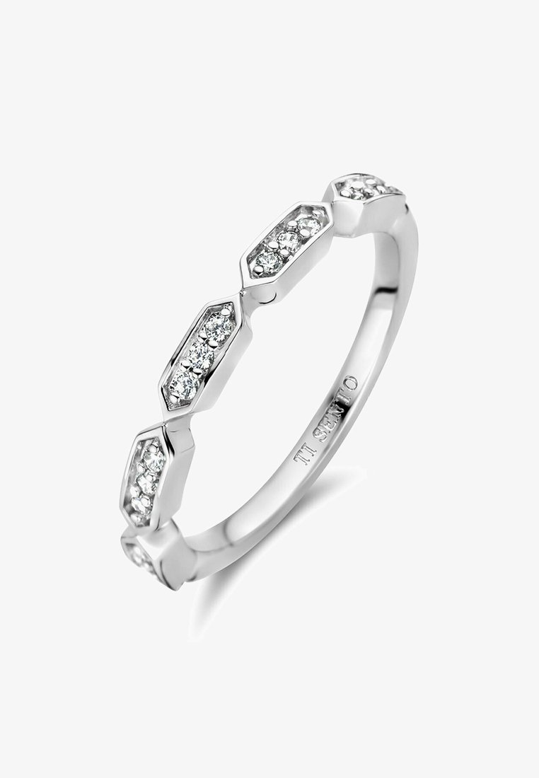 Silberring mit sechseckigem Design, versehen mit mehreren klaren Edelsteinen, die in abwechselnden Positionen eingesetzt sind. Glatter Ring mit polierter Oberfläche.