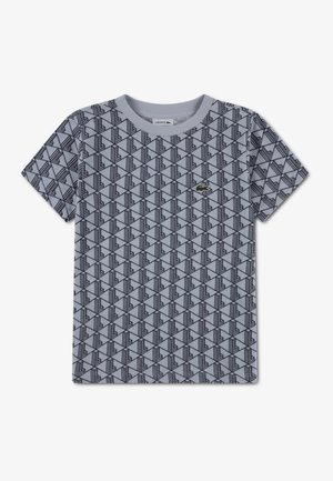 Tricou cu mânecă scurtă, gri deschis, cu un model geometric negru. Are decolteu rotund și un mic logo Lacoste pe piept.