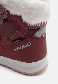 Piros vízálló csizma műszőrme gallérral, szív alakú kivágással és Gore-Tex címkével. "VIKING" logó ezüst színben az oldalon.