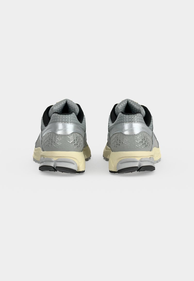 Nike Sportswear ZOOM VOMERO 5 SE - Tenisky - grey fog/chrome/metallic silver-coloured/coconut milk/black/white