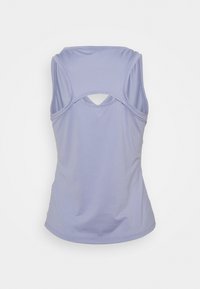 Top sin mangas de color púrpura claro con tela texturizada. Presenta una abertura en forma de gota en la espalda y un dobladillo liso.