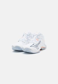 Mizuno WAVE LIGHTNING Z8 - Volleyballsko - white/halogenblue/peachparfait