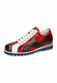 Zapatilla de cuero roja y blanca con acentos negros, punta redondeada y suela texturada azul. Presenta cordones y un detalle del logo en el costado.