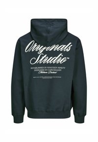 Un hoodie bleu foncé en tissu doux avec un grand logo blanc imprimé dans le dos, accompagné d'un texte supplémentaire détaillant le design et l'établissement.