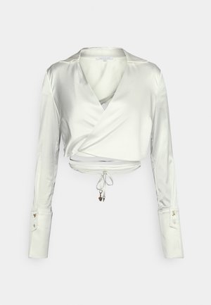 Witte satijnen overslagblouse met lange mouwen, diepe V-hals, verstelbare taillestropjes en knoopmanchetten, getoond op een effen achtergrond.