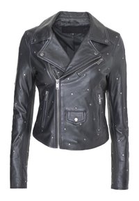 Zwarte leren motorjack met zilveren studs, asymmetrische ritsluiting en twee ritszakken; beschikt over een gelabelde kraag en een gestructureerde pasvorm.
