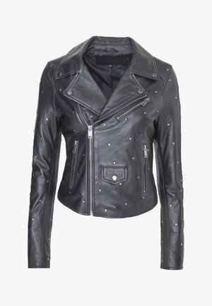 Veste en cuir noir de style biker avec des clous argentés, fermeture éclair asymétrique et deux poches zippées ; présente un col cranté et une coupe structurée.