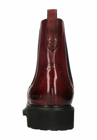 Bottines Chelsea en cuir rouge avec des détails en brogue, panneaux latéraux en élasthanne et semelle en caoutchouc noir. Comprend une languette à l'arrière.