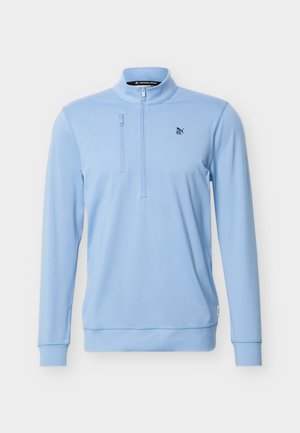Hellblauer Langarm-Pullover mit Viertelreißverschluss, Brusttaschenreißverschluss und kleinem schwarzem Puma-Logo auf der linken Brustseite.