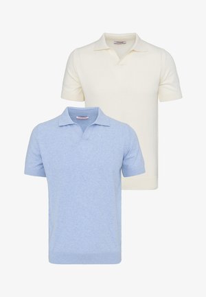 To polo skjorter med korte ærmer, den ene lyseblå foran og den anden cremefarvet bagpå, begge med kraver og ribkantede manchetter.