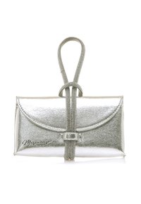 Bolso de mano metálico plateado con forma estructurada. Presenta una solapa curva, superficie texturizada y una correa decorativa con detalle de nudo.