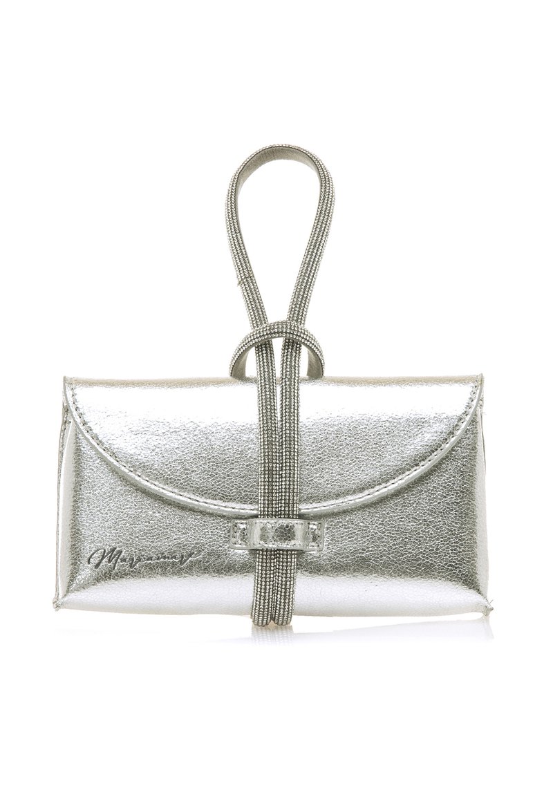 Bolso de mano metálico plateado con forma estructurada. Presenta una solapa curva, superficie texturizada y una correa decorativa con detalle de nudo.