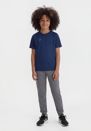 adidas Performance TIRO TRAVEL TEE UNISEX - Βασικό μπλουζάκι - team navy blue/black