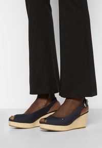 Tommy Hilfiger ICONIC ELBA SLING BACK WEDGE - Sandaler m/ kilehæl - desert sky