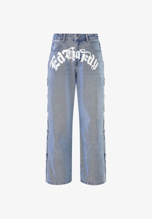 Hellblaue Jeans aus Denim mit einer lockeren Passform, die abgenutzte Akzente und große weiße "Ed Hardy"-Schriftzüge auf der Vorderseite zeigt.