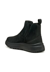 Bottes noires à hauteur de cheville en daim avec une texture lisse, fermeture éclair sur le côté, languette de préhension et semelle en caoutchouc épaisse avec motif de bande de roulement.