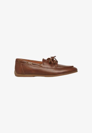 Mocassin pour homme en cuir brun avec laçage latéral, couture moc toe, nœud noué sur le dessus, et semelle en caoutchouc plate.