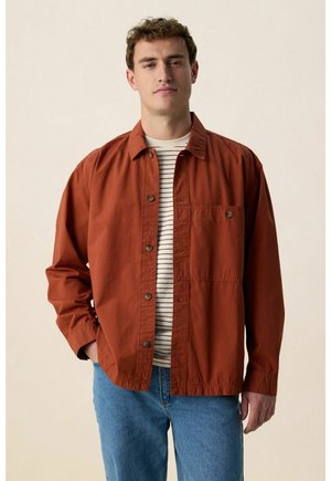 MIT AUFGENÄHTER TASCHE  - Lichte jas - d.rood