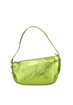 Borsa a tracolla verde lime metallizzata lucida con una cerniera superiore e una tracolla sottile e curva.
