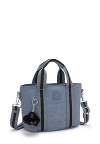 Borsa tote in tessuto grigio con manici a righe nere e grigie. Presenta un'etichetta con il logo e un charm in pelliccia nera staccabile. Design compatto.