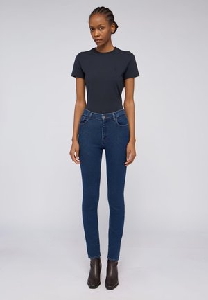 - Jeansy Slim Fit