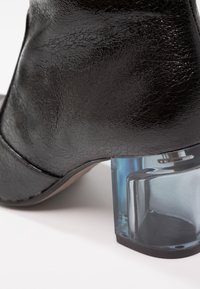 Marcel Ostertag x Tamaris Kotníkové boty - black