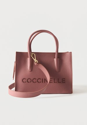 Sac à main en cuir rose texturé avec deux poignées, une bandoulière détachable et "COCCINELLE" embossé sur le devant.