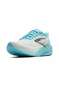 Chaussure de course blanche avec des accents bleu clair, finition texturée et logo "Brooks" bien visible. Caractérisée par une semelle flexible et un design épuré.