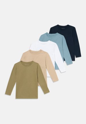 Cinq t-shirts à manches longues col rond, en vert olive, beige, blanc, bleu clair et bleu marine, disposés en chevauchement sur un fond clair.