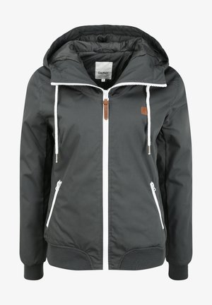 Tumši pelēks kapuci mētelis, kas izgatavots no gludas auduma, ar balto rāvējslēdzēju, elastīgām aprocēm, divām priekšējām kabatām un mazu brūnu ādas logotipa piešuvumu.