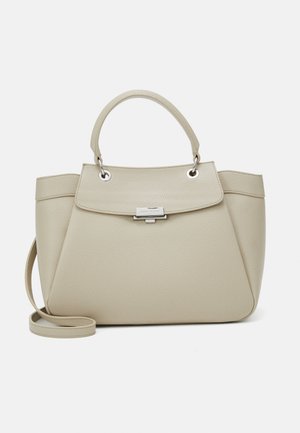 Dabīgs teksturēts roku soma ar divām augšējām rokturiem, noņemamu plecu siksnu un sudraba metāla sprādzi priekšējā atloka.