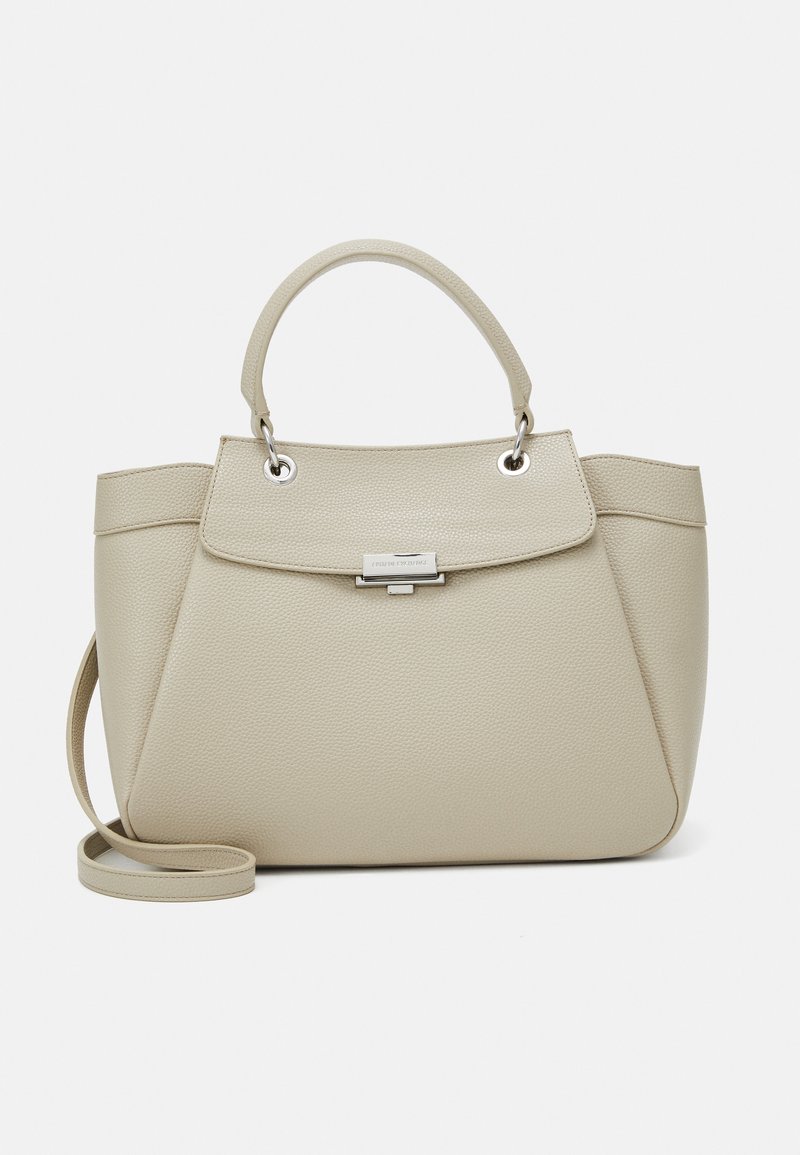Borsa a tracolla beige con una texture, doppi manici superiori, una tracolla removibile e un cinturino in metallo argentato sulla patta frontale.