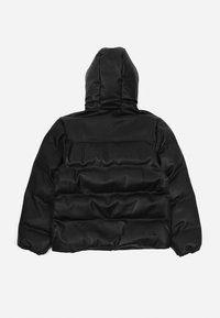 Μαύρο μπουφάν με κουκούλα, με σχεδίαση από καπιτονέ, ελαστικές μανσέτες και ένα τονικό λογότυπο ανάγλυφο στην πλάτη. Λείο, ματ φινίρισμα.