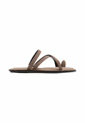 Flad brun sandal med tre tynde remme, inklusive en tåspænd med guldfarvede nitte detaljer, på en sort sål.