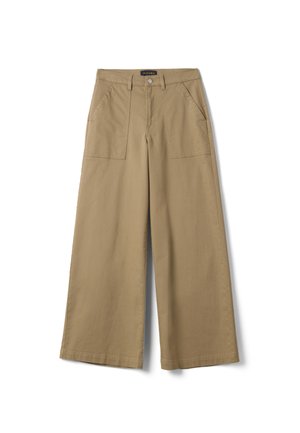 Pantaloni kaki a gamba larga con tasche applicate frontali, passanti per cintura e chiusura con bottone in vita.