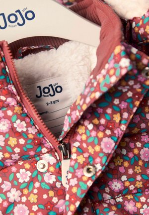 Kinderjacke mit floralem Muster in Pink und Grün, ausgestattet mit einem weichen Fleece-Futter, Reißverschluss und stabilen Knöpfen. Größenetikett sichtbar.