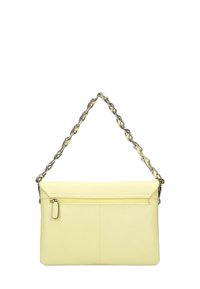 Borsa a spalla gialla in pelle con una tasca con cerniera sicura, dotata di una tracolla in catena argentata e una texture liscia, caratterizzata da un design minimalista.