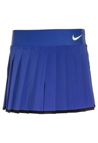 Falda deportiva azul plisada con una cinturilla ancha. Presenta el logo de Nike en verde claro. Fabricada con material ligero y transpirable. Forro negro.