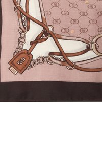 Sciarpa di seta con sfondo rosa e motivi a catena marroni, intercalati da un'etichetta con il logo. I bordi sono di un solido marrone scuro.