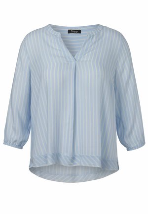 Hellblaue Bluse mit dünnen weißen vertikalen Streifen, drei viertel Ärmel mit elastischen Bündchen, V-Ausschnitt und leicht längerem Rückensaum.