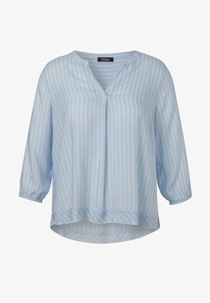 Lichtblauwe blouse met dunne witte verticale strepen, driekwart mouwen met elastische manchetten, V-hals en iets langere zoom aan de achterkant.