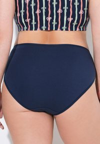 Höga navy underkläder med en slät, mjuk textur och elastisk midjeband. Har minimal sömnad längs kanterna.