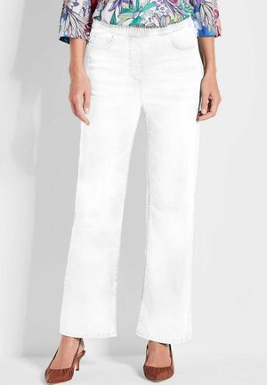 Witte denim broek met een recht design, voorzien van voorkeinen en een platte tailleband, gecombineerd met bruine hakken.