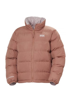 Chaqueta acolchada en color rosa suave con un alto cuello, cremallera frontal y el logotipo bordado de "Helly Hansen" en la manga izquierda.