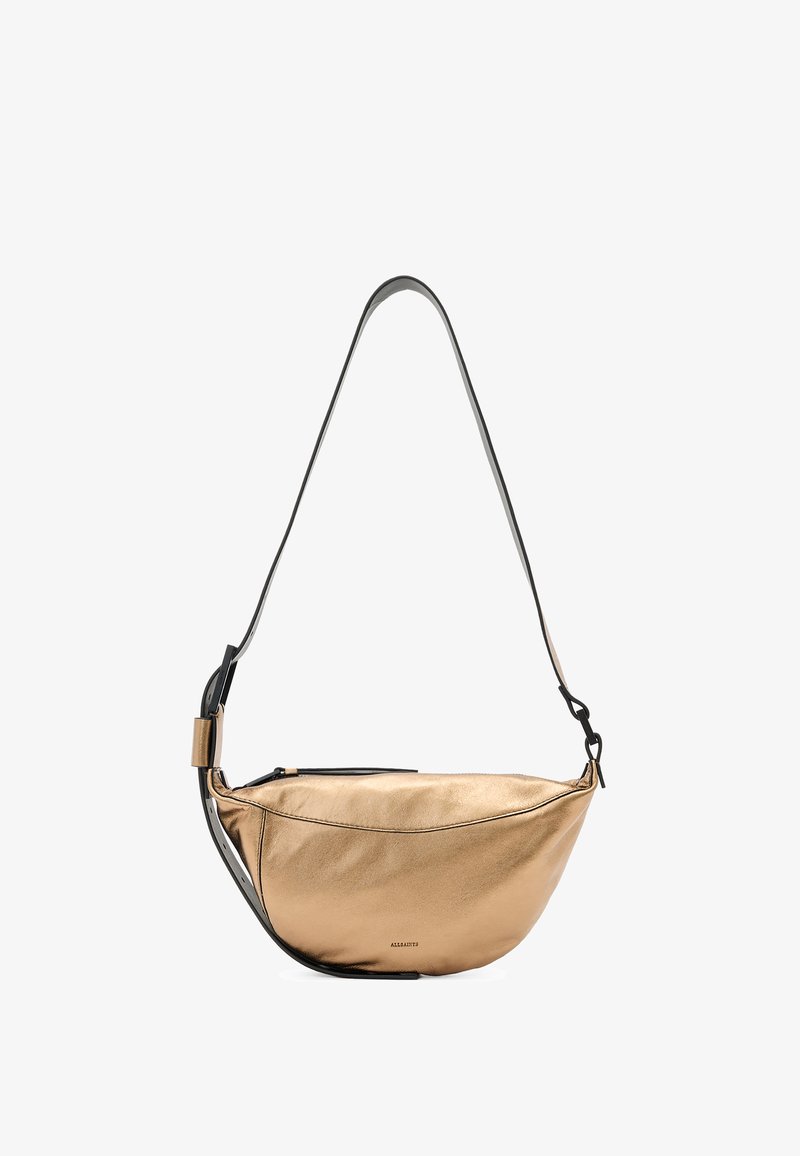 Metallic guld skuldertaske med en buet form, sort rem og lynlåslukning. Har en glat overflade og subtil branding på siden.